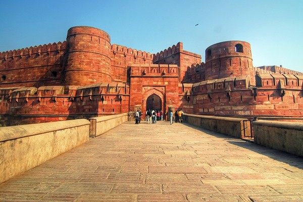 Kiệt tác kiến trúc pháo đài Agra xây dựng trong bao nhiêu năm?