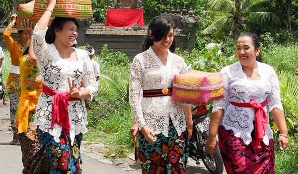 Tìm hiểu về trang phục của nam và nữ tại Bali