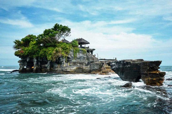 Khám phá đền Tanah Lot linh thiêng và tuyệt đẹp ở Bali