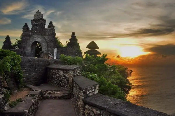 Đền Uluwatu – Ngôi đền linh thiêng cổ xưa nằm trên đảo Bali