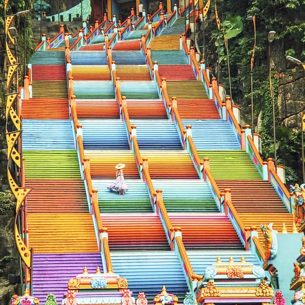 Khám phá cầu thang 7 sắc cầu vồng “đốn tim” triệu người trước động Batu, Malaysia