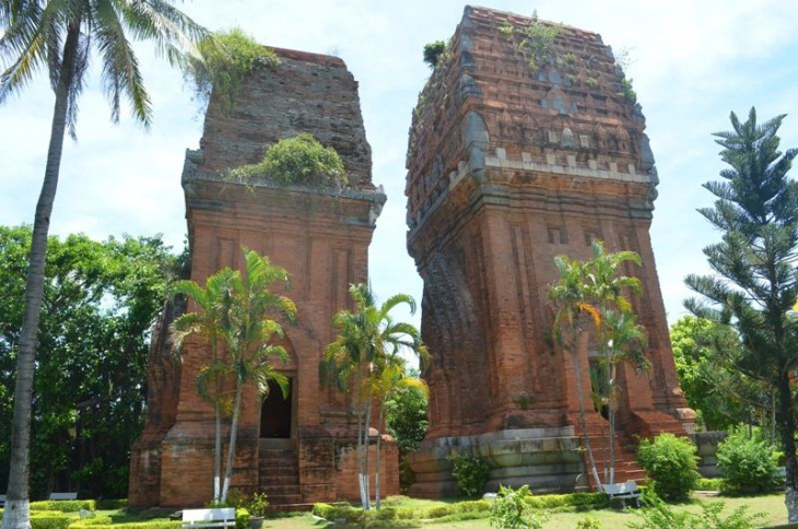 Tháp đôi – hai ngọn tháp từ thời vương quốc Chăm pa ( Bình Định )