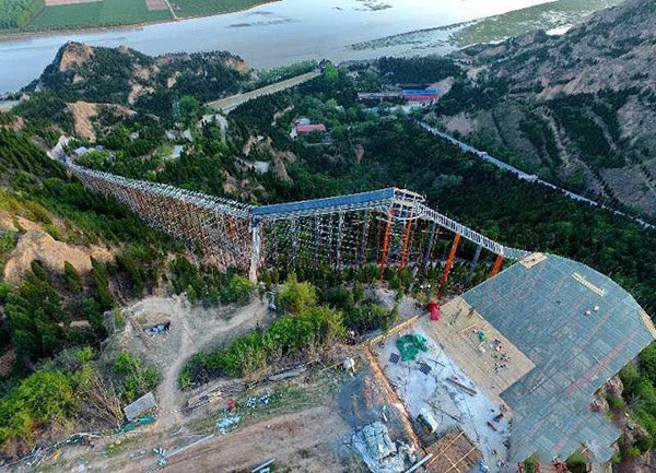 Trải nghiệm với cầu trượt đáy kính khổng lồ tại Trung Quốc
