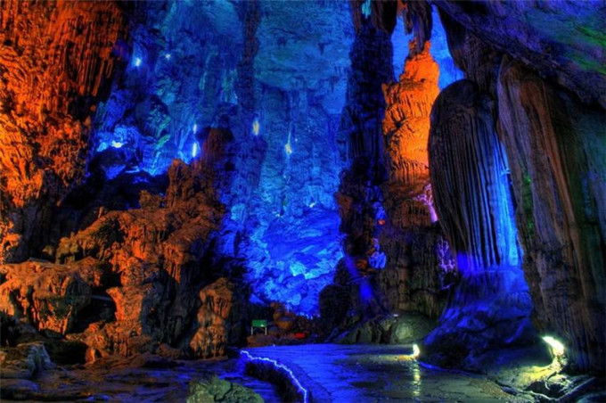 Vẻ đẹp kỳ ảo của hang động Sáo Sậy ở Trung Quốc