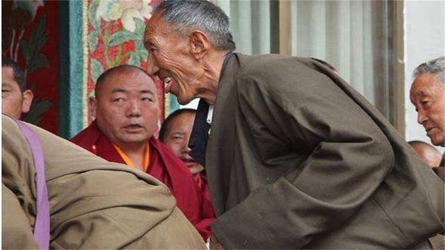 Kỳ lạ văn hóa thè lưỡi chào nhau ở Tây Tạng, Trung Quốc