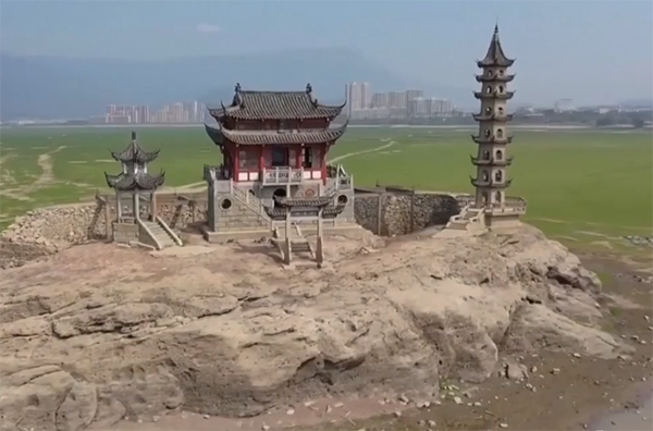 Đảo 1000 năm tuổi lộ ra giữa lòng hồ cạn nước tại Trung Quốc