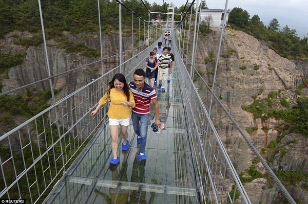 Trải nghiệm với cây cầu kính dài nhất thế giới ở Trung Quốc