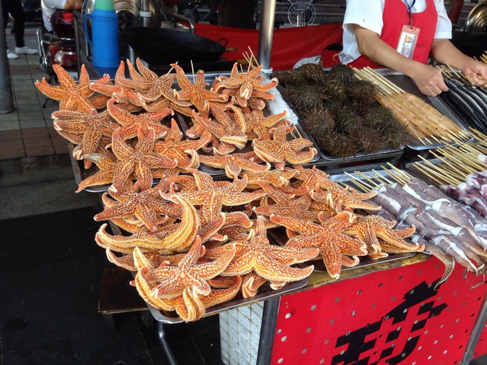 Sao biển chiên giòn - món ăn đường phố rất nổi tiếng ở Trung Quốc