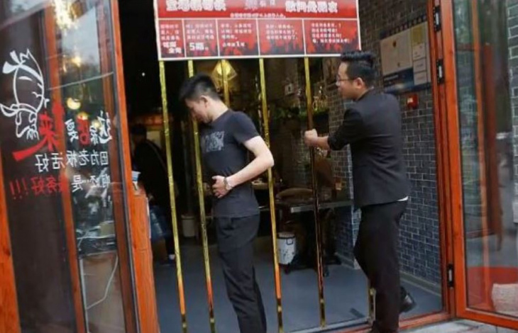 Trò chơi khuyến mãi độc lạ ở nhà hàng Mr Zhao La Chufang, Trung Quốc
