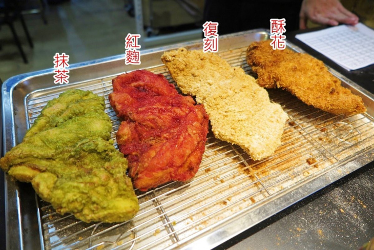 Món Gà rán đủ màu siêu hấp dẫn ở Đài Loan