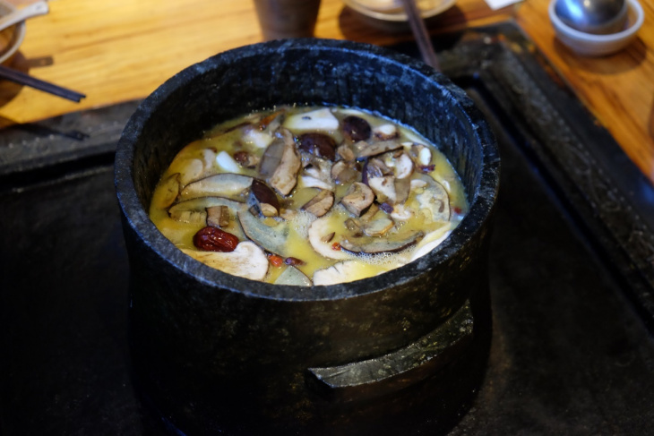 Du khách có muốn thử lẩu nướng trên bếp đá ở Lệ Giang, Trung Quốc?