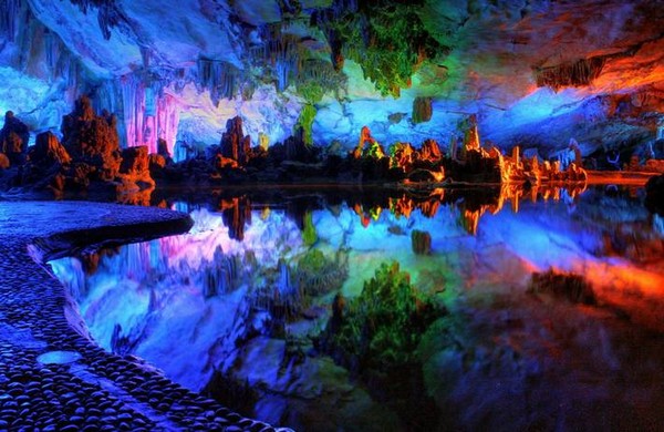 Cảnh sắc lung linh huyền hoặc của hang động Sáo Sậy ở Trung Quốc