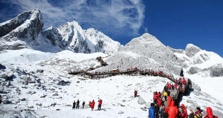 Ngẩn ngơ trước vẻ đẹp mê hồn của 9 ngọn núi tuyết tại Trung Quốc