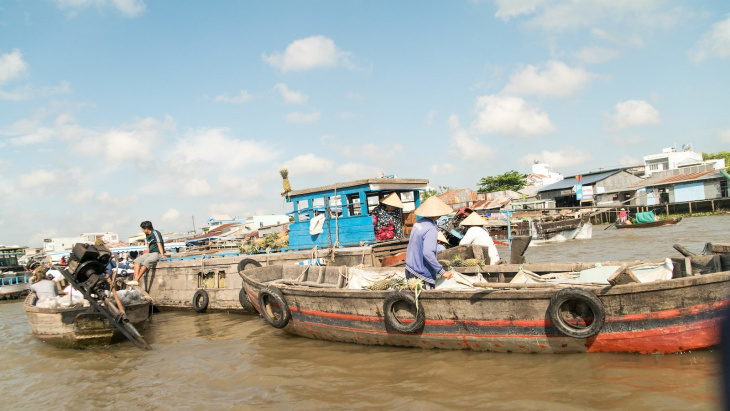 8 Best Floating Markets in Vietnam