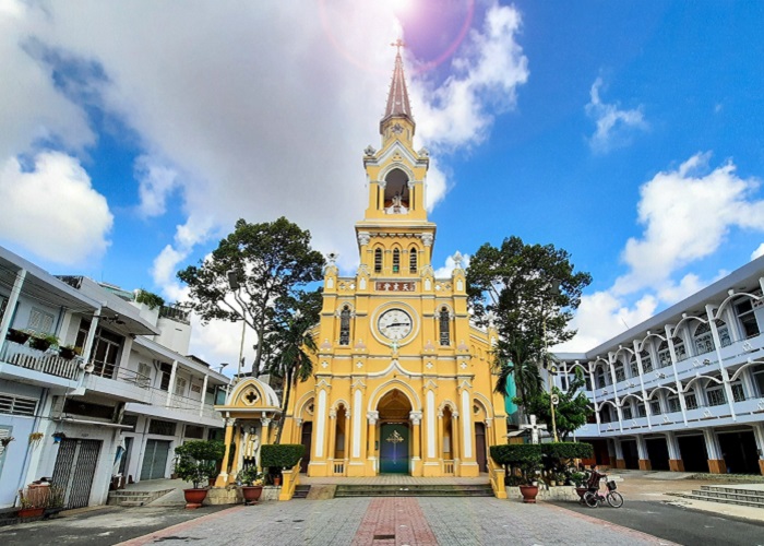 Nhà thờ Cha Tam Sài Gòn - công trình kiến trúc độc đáo nổi bật giữa lòng Quận 5