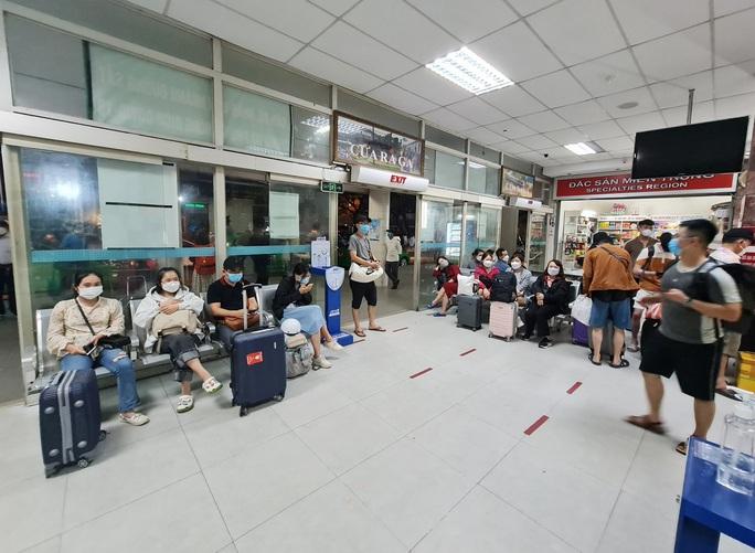 Khách đang dồn về Đà Nẵng, sân bay, ga tàu ken cứng