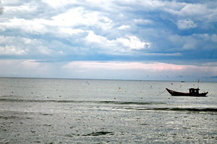 Đập tan nắng hè oi bức ở bãi biển Minh Tân Quảng Ngãi