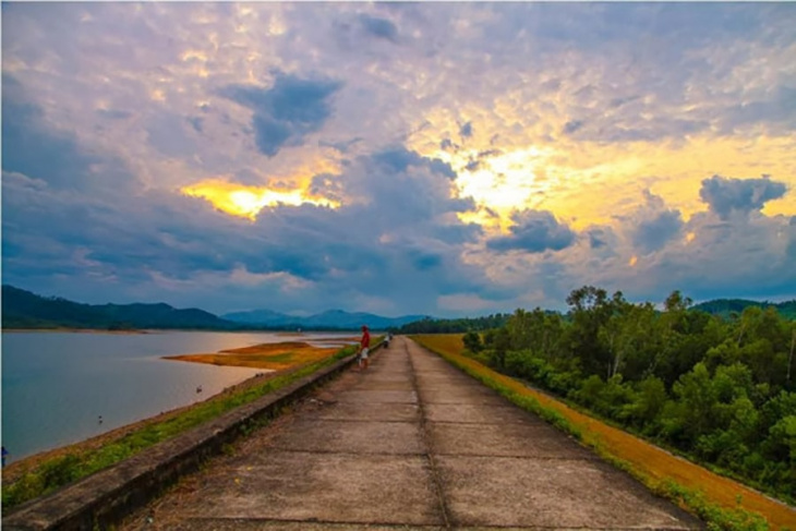 Bỏ túi ngay bí quyết khám phá khu du lịch sinh thái Hồ Phú Ninh từ A - Z