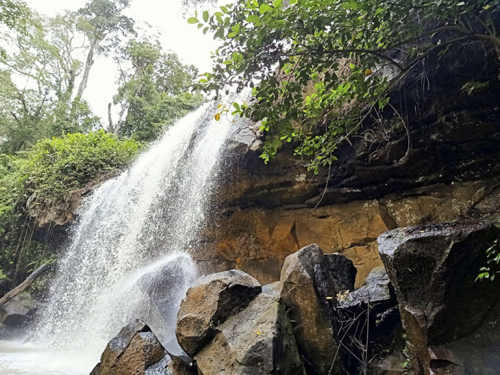 thác hang dơi độc đáo con thác hang dơi ở kbang