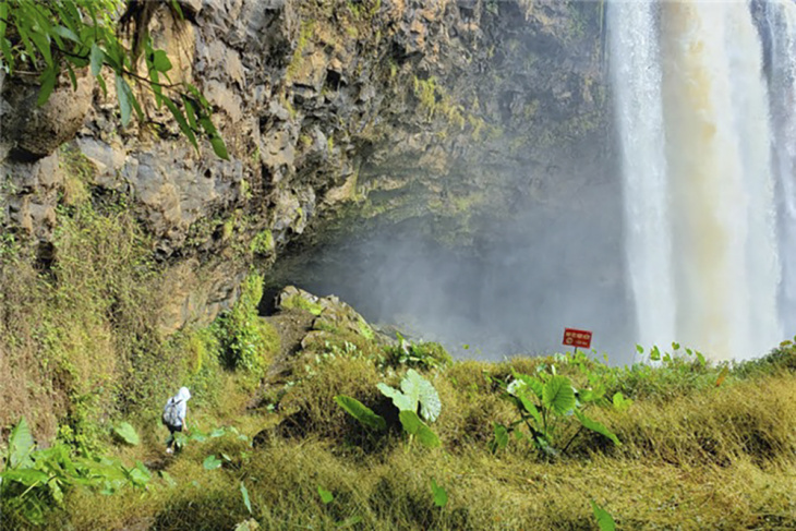thác phú cường thác nước trên nền nham thạch núi lửa