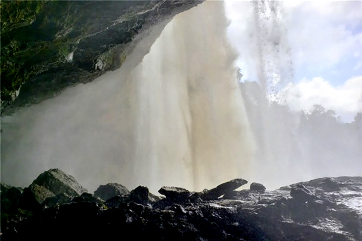 thác phú cường thác nước trên nền nham thạch núi lửa