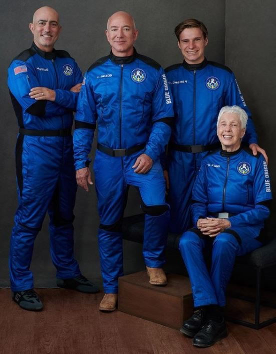 nữ phi công kỳ cựu nhất thế giới phàn nàn vì chuyến du hành vũ trụ 10 phút