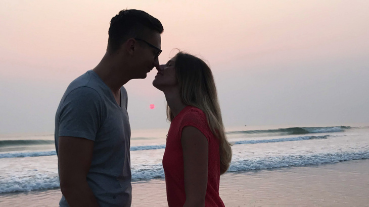 bãi biển yêu thích của các cặp đôi hôn nhau lúc bình minh