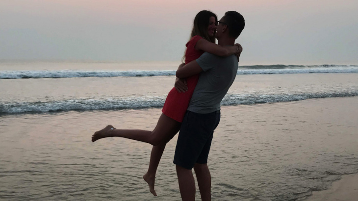 bãi biển yêu thích của các cặp đôi hôn nhau lúc bình minh