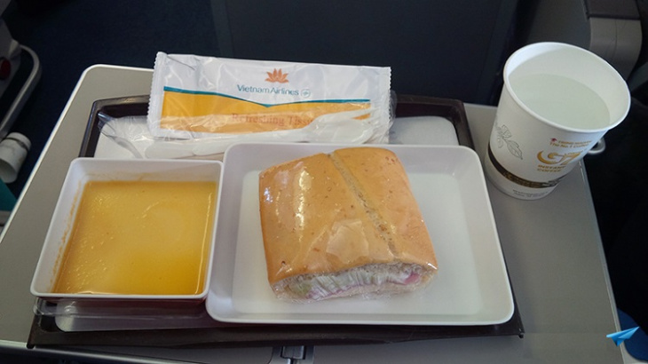 ẩm thực, khám phá, trải nghiệm, hãng hàng không nội địa nào phục vụ suất ăn chay?