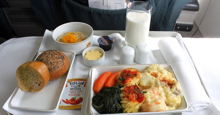 Vì sao hành khách thường thấy đồ ăn trên máy bay kém ngon miệng?