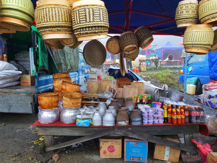 Chợ vùng biên Nậm Cắn, nơi trao đổi mua bán của đồng bào người Mông, Thái, Khơ Mú