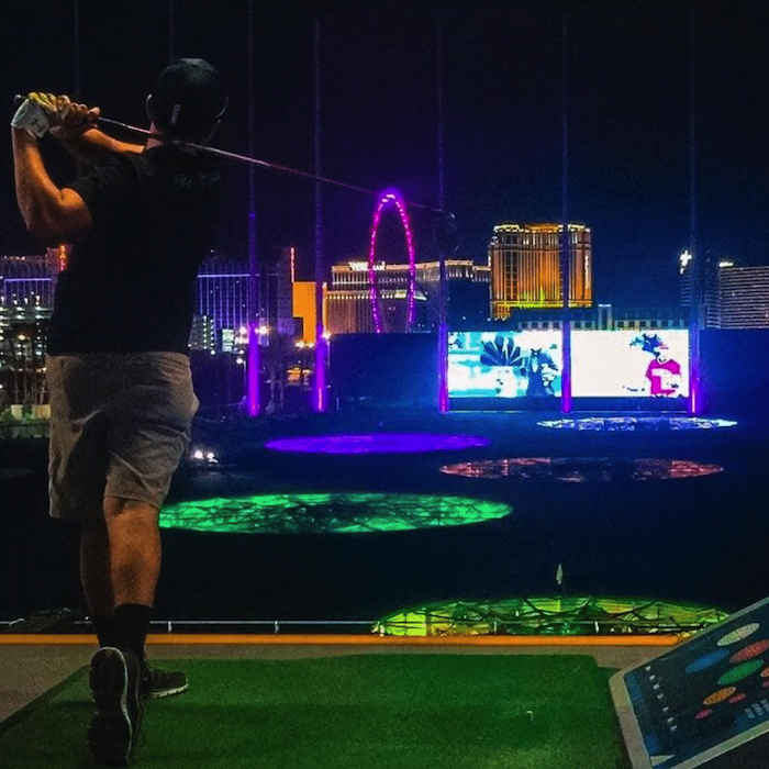 chơi golf đêm ở las vegas: trải nghiệm mỹ mãn trong những ngày mùa hè bỏng rát