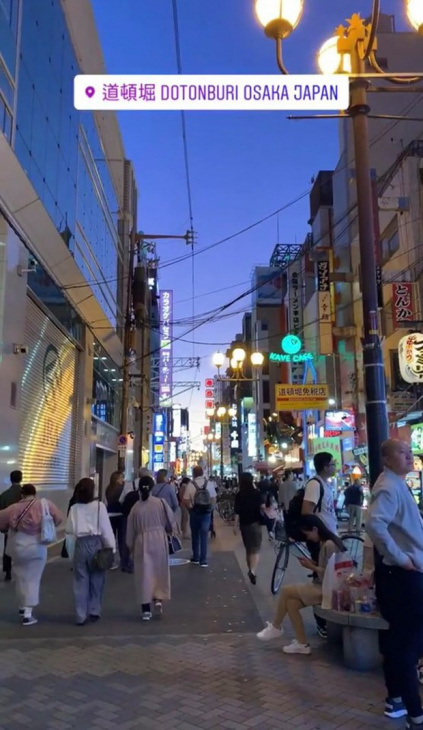 Cả Minh Hằng và Chi Pu đều check-in ở khu phố ăn chơi bậc nhất của Nhật Bản trong cùng 1 ngày, nơi đó có gì mà hot thế?