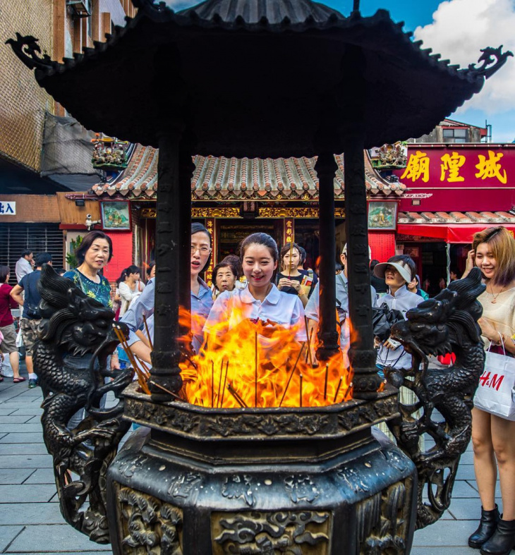 Đền cổ ở Đài Loan hút người độc thân đến cầu duyên