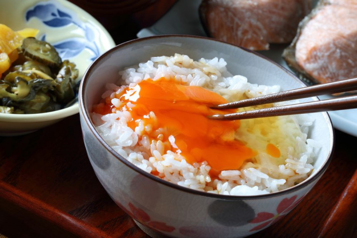 Bí mật giúp người Nhật ăn cơm trứng sống không ngộ độc