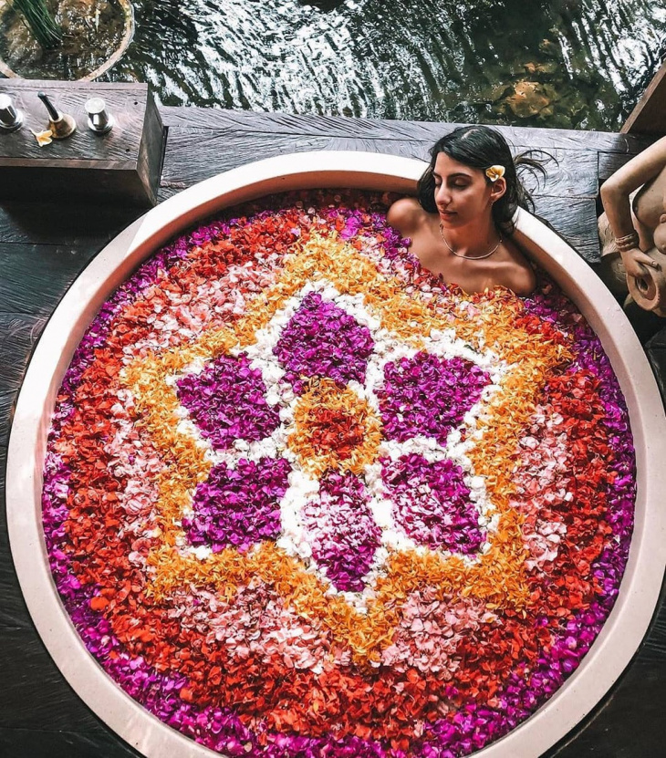 khám phá, trải nghiệm, thư giãn trong bồn tắm đầy hoa ở đảo du lịch bali
