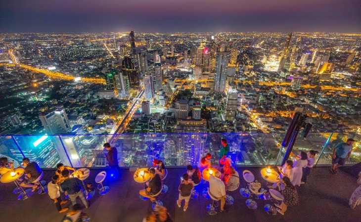 Quầy bar lát kính mạo hiểm, vẻ sang chảnh ở nhà hàng cao nhất Bangkok