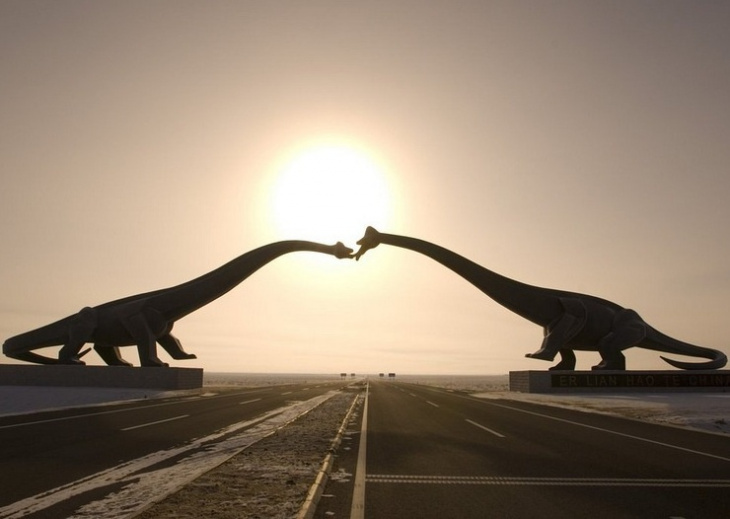 Cặp tượng khủng long vươn mình sánh đôi ở Trung Quốc