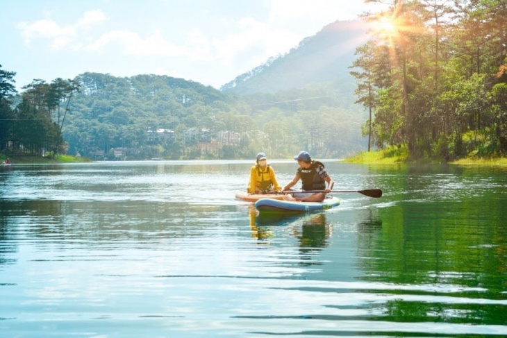 khám phá, trải nghiệm, hoạt động dã ngoại – chèo thuyền sup trên hồ tuyền lâm