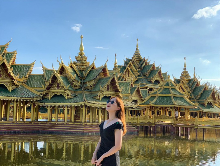 Thủy quái bao quanh ngôi đền trong thành cổ ở Thái Lan