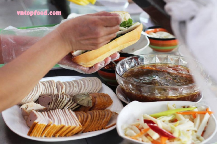 Bánh mì ngon Đà Nẵng: Review top quán bánh mì gà, heo quay, chả bò