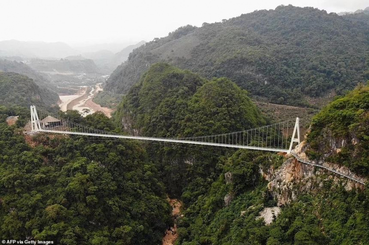 Cận cảnh cầu treo đáy kính dài nhất thế giới ở Việt Nam