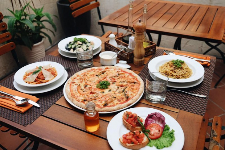 khám phá, trải nghiệm, thưởng thức bữa ăn nhẹ ở các quán pizza ngon hà nội