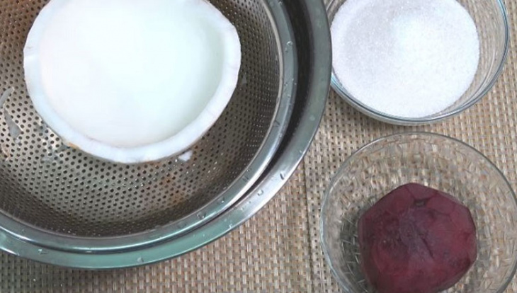 ẩm thực, tổng hợp 2 cách làm mứt dừa màu đỏ tự nhiên ngọt bùi, dẻo thơm tại nhà