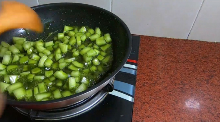 Food Tổng hợp 2 cách làm mứt dừa lá dứa màu xanh ngọt ngào, thơm dẻo, bắt mắt tại nhà
