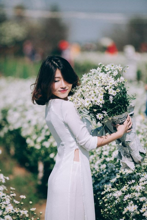 10 cách phối đồ cực cool cho các cô gái khi chụp ảnh với hoa cúc họa mi