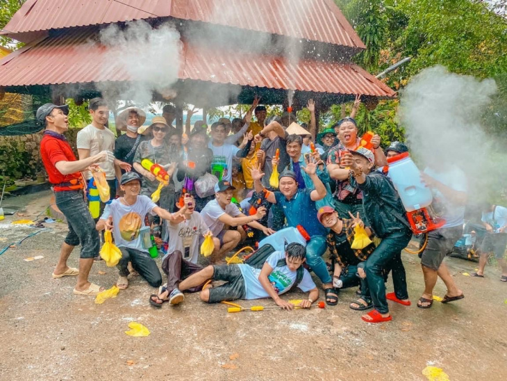 khám phá, trải nghiệm, team việt nam ơi “quẫy” hết mình trong lễ hội té nước chol chnam thmay tại an giang.