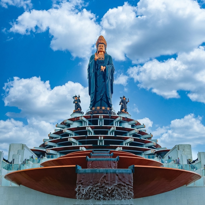 Tượng Phật Bà cao nhất châu Á ẩn hiện dưới làn mây ở ‘nóc nhà Nam Bộ’