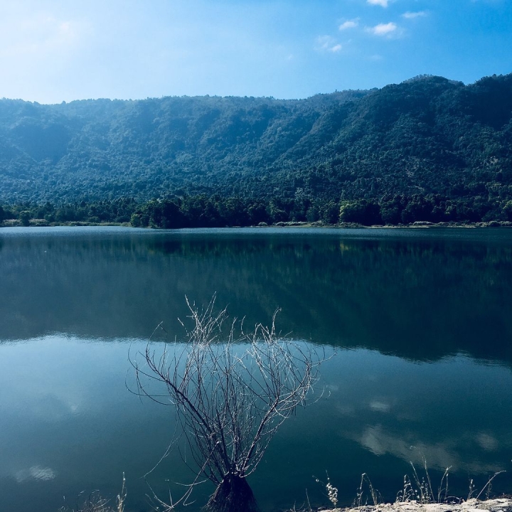 Hồ nước hoang sơ dưới chân núi Cấm: Điểm ‘sống chậm’ ít người biết ở An Giang