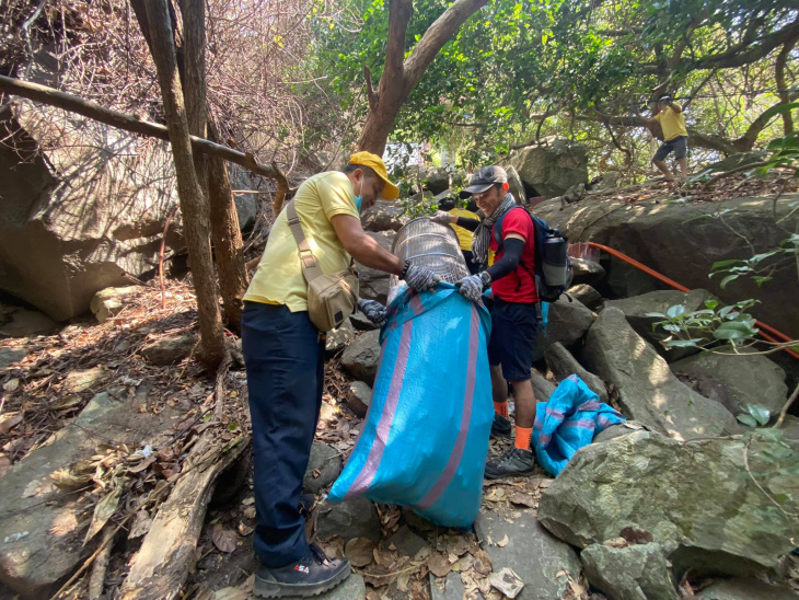 Cùng thành viên Việt Nam Ơi lan tỏa ý thức bảo vệ môi trường qua trải nghiệm leo núi Bà Đen